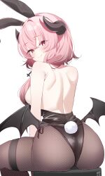  animal_ear_hairband animal_ears ass back backless_leotard bare_shoulders bernina_(stella_sora) black_leotard black_wings breasts closed_mouth commentary crossed_bangs demon_girl demon_horns deyui double-parted_bangs fake_animal_ears female fishnets hair_between_eyes hair_over_shoulder hairband highres horns large_breasts leotard long_hair looking_at_viewer looking_back low_wings median_furrow on_stool pink_eyes pink_hair playboy_bunny rabbit_ear_hairband rabbit_ears rabbit_tail shoulder_blades side-tie_leotard sidelocks simple_background sitting smile solo stella_sora strapless strapless_leotard tail thigh_strap white_background wings 