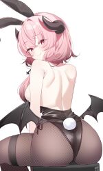  animal_ear_hairband animal_ears ass back backless_leotard bare_shoulders bernina_(stella_sora) black_leotard black_wings breasts closed_mouth commentary crossed_bangs demon_girl demon_horns deyui double-parted_bangs fake_animal_ears female fishnets hair_between_eyes hair_over_shoulder hairband highres horns large_breasts leotard long_hair looking_at_viewer looking_back low_wings median_furrow on_stool pink_eyes pink_hair playboy_bunny rabbit_ear_hairband rabbit_ears rabbit_tail shoulder_blades side-tie_leotard sidelocks simple_background sitting smile solo stella_sora strapless strapless_leotard tail thigh_strap white_background wings 