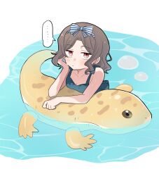  ... blue_one-piece_swimsuit blush bow_hairband brown_hair closed_mouth commentary ebizuka_tomo female girls_band_cry hairband highres inflatable_gecko lemoontya looking_at_viewer medium_hair one-piece_swimsuit partially_submerged red_eyes solo spoken_ellipsis striped_clothes striped_hairband swimsuit symbol-only_commentary water white_hairband 