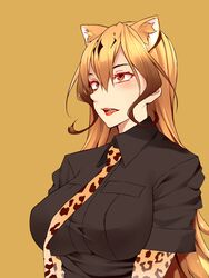  animal_ears animal_print black_hair blonde_hair blush bonkiru breasts brown_hair cheetah_ears cheetah_print commentary_request female highres kemono_friends king_cheetah_(kemono_friends) large_breasts lipstick long_hair makeup multicolored_hair necktie oerba_yun_fang orange_background orange_eyes simple_background solo teeth upper_body 