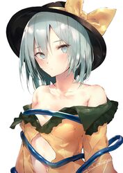  artist_name bare_shoulders black_hat blush bow breasts commentary_request female green_eyes green_hair hair_between_eyes hat hat_bow highres komeiji_koishi long_sleeves looking_at_viewer navel off-shoulder_shirt off_shoulder partial_commentary sakusyo shirt short_hair signature simple_background small_breasts solo stomach touhou upper_body white_background yellow_bow yellow_shirt 