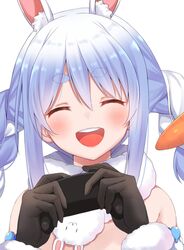  ako_suke animal_ear_fluff animal_ears arm_cuffs black_gloves blue_hair blush braid carrot_hair_ornament closed_eyes commentary controller don-chan_(usada_pekora) facing_viewer female food-themed_hair_ornament fur-trimmed_gloves fur_scarf fur_trim game_controller gloves hair_between_eyes hair_ornament highres hololive light_blue_hair long_hair multicolored_hair open_mouth rabbit_ears simple_background smile solo thick_eyebrows twin_braids twintails two-tone_hair upper_body usada_pekora usada_pekora_(1st_costume) virtual_youtuber white_background white_hair 