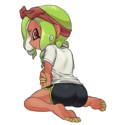  ass bandana bare_legs barefoot black_shorts closed_mouth dolphin_shorts drill_hair eyebrow_cut feet female from_behind frown full_body green_hair hand_on_own_arm ikki_(gsl_9708) korean_commentary long_hair looking_back octoling octoling_girl octoling_player_character red_bandana red_eyes shirt short_sleeves shorts sideways_mouth simple_background sitting solo splatoon_(series) t-shirt tentacle_hair wariza white_background white_shirt 