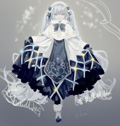  black_gloves blue_ribbon capelet commentary dress female full_body fur-trimmed_capelet fur-trimmed_footwear fur_trim gloves hair_ribbon hatsune_miku highres light_blue_eyes light_blue_hair light_smile looking_at_viewer ribbon skirt_hold snowflake_print solo standing vocaloid white_capelet white_dress white_headwear yamiluna39 yuki_miku 