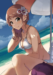  absurdres bare_arms bare_legs bare_shoulders beach beach_umbrella bikini bikini_skirt blue_sky blurry blush breasts brown_eyes brown_hair cleavage closed_mouth cloud cloudy_sky collarbone day depth_of_field dutch_angle female flower groin hair_flower hair_ornament hand_in_own_hair hand_up highres hojo_karen idolmaster idolmaster_cinderella_girls knee_up kurokin long_hair looking_at_viewer medium_breasts ocean outdoors rose_of_sharon sitting skirt sky smile solo striped_umbrella swimsuit umbrella water wavy_hair wet white_bikini white_flower white_skirt 