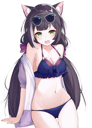  absurdres animal_ear_fluff animal_ears arm_support bikini black_hair blue_bikini breasts cat_ears cat_girl collarbone commentary cowboy_shot eyewear_on_head female green_eyes highres karyl_(princess_connect!) karyl_(summer)_(princess_connect!) long_hair looking_at_viewer low_twintails medium_breasts multicolored_hair navel oerba_yun_fang open_mouth princess_connect! rui_p simple_background solo streaked_hair sunglasses swimsuit twintails very_long_hair white_background white_hair 