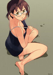  bangs banned_artist barefoot blue-framed_eyewear blue_swimsuit breasts brown_hair crossed_bangs female glasses green_background kantai_collection looking_at_viewer makio_(makiomeigenbot) multicolored_hair okinami_(kantai_collection) open_mouth purple_hair short_hair signature simple_background sitting small_breasts solo swimsuit two-tone_hair wet 