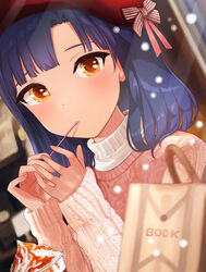  beret blue_hair blunt_bangs blurry blurry_background blush bow cup disposable_cup drink female frappuccino hanamasa_ono hat highres idolmaster idolmaster_million_live! indoors light_particles long_hair looking_at_viewer medium_hair nanao_yuriko orange_eyes pink_sweater red_hat ribbed_sweater solo spoon striped striped_bow sweater turtleneck upper_body utensil_in_mouth window 