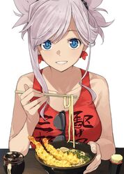  alternate_costume asymmetrical_hair bare_shoulders blue_eyes bowl breasts commentary earrings eating fate/grand_order fate_(series) female food grin highres imigimuru jewelry large_breasts looking_at_viewer miyamoto_musashi_(fate) miyamoto_musashi_(traveling_outfit)_(fate) noodles pink_hair ponytail red_tank_top shrimp shrimp_tempura smile solo sunglasses tank_top tempura 