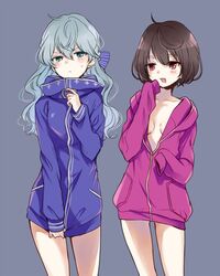  2girls ahoge blue_bow blue_eyes blue_jacket blush bow brown_hair ensemble_stars! epuko genderswap_(mtf) grey_background grey_hair hairbow hood hood_down hoodie jacket long_hair long_sleeves multiple_girls purple_hoodie red_eyes rule_63 sakuma_ritsu sena_izumi_(ensemble_stars!) short_hair wavy_hair 