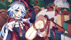  alternate_costume black_gloves blue_hair christmas_tree elbow_gloves feet female flat_chest foot_out_of_frame furina_(genshin_impact) genshin_impact gift gloves hair_between_eyes hat heterochromia highres knees_up legs long_hair looking_at_viewer multicolored_hair open_mouth red_hat shao_(shaorouhong) sidelocks sitting smile soles solo streaked_hair teeth toenails toes top_hat two-tone_hair upper_teeth_only 