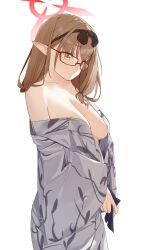  absurdres bath_yukata blue_archive blush breasts brown_eyes brown_hair chinatsu_(blue_archive) chinatsu_(hot_spring)_(blue_archive) closed_mouth commentary female glasses hairband halo highres japanese_clothes kimono large_breasts long_hair no_bra off_shoulder official_alternate_costume open_clothes pointy_ears red_halo simple_background smile solo standing weihahua white_background yukata 