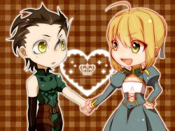  1boy ahoge artoria_pendragon_(fate) bad_id bad_pixiv_id black_hair blonde_hair chibi couple crown diarmuid_ua_duibhne_(lancer)_(fate) dress fate/zero fate_(series) female green_eyes hair_ribbon heart holding_hands photoshop_(medium) plaid plaid_background ribbon saber_(fate) shou_(paix) straight yellow_eyes 