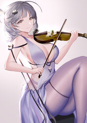  absurdres ahoge alternate_costume azur_lane backless_dress backless_outfit bangs blush bow_(instrument) breasts cleavage collarbone commentary_request dress feet_out_of_frame female grey_dress grey_hair hair_ornament higandgk highres holding holding_instrument instrument knees_up large_breasts long_hair looking_at_viewer oerba_yun_fang pantyhose seattle_(azur_lane) seattle_(gorgeous_party)_(azur_lane) simple_background sitting skin_fang skindentation sleeveless sleeveless_dress smile solo thigh_strap thighs violin white_background white_legwear 