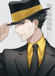  1boy black_hair black_hat black_jacket black_necktie character_name chinese_commentary closed_mouth collared_jacket collared_shirt commentary_request formal grey_background hand_on_headwear hat jacket katekyo_hitman_reborn! looking_at_viewer male_focus necktie photoshop_(medium) reborn ru_(famia) shirt sidelocks simple_background smile solo suit upper_body yellow_shirt 