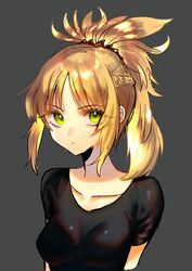  absurdres bad_id bad_twitter_id black_shirt blonde_hair breasts closed_mouth collarbone eyes_visible_through_hair fate/grand_order fate_(series) female green_eyes grey_background highres looking_at_viewer medium_breasts medium_hair mordred_(fate) mordred_(fate/apocrypha) mozu_1oo ponytail shirt short_sleeves simple_background solo upper_body 