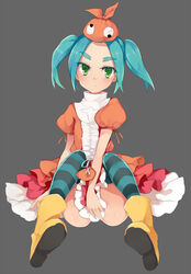  aqua_hair bad_id bad_pixiv_id female green_eyes hat hukasikasi monogatari_(series) nisemonogatari ononoki_yotsugi short_hair sitting solo striped_clothes striped_thighhighs thighhighs tsukimonogatari twintails 