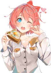  ;o artist_name blue_eyes blush bow bread bread_slice breast_pocket collarbone commentary doki_doki_literature_club drawn_bow egg_(food) eyes_visible_through_hair female food food_on_face fried_egg fried_egg_on_toast hairbow heart highres long_sleeves looking_at_viewer off_shoulder one_eye_closed pink_hair pocket red_bow sayori_(doki_doki_literature_club) shirt short_hair simple_background solo teeth toast upper_body upper_teeth_only white_background white_shirt xhunzei 