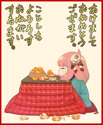  &lt;o&gt;_&lt;o&gt; absurdres anya_(spy_x_family) beige_background border bored bowl commentary_request cushion endou_tatsuya female food food_on_head from_side fruit fruit_on_head hair_ornament hanten_(clothes) happy_new_year highres kagami_mochi kotatsu lolicon mandarin_orange medium_hair mochi new_year object_on_head official_art orange_peel pink_hair profile red_border simple_background sitting solo spy_x_family table translated under_kotatsu under_the_table zabuton 