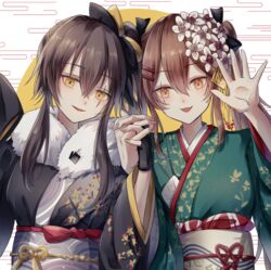  2girls :3 alternate_costume black_gloves black_kimono black_ribbon brown_eyes brown_hair collarbone commentary_request crossed_bangs eyebrows fingerless_gloves fingernails flower fur-trimmed_kimono fur_trim girls&#039;_frontline gloves green_kimono grey_hair hair_flower hair_ornament hair_ribbon hairpin head_tilt highres holding holding_hands japanese_clothes kimono kogarashi_kon long_hair long_sleeves multiple_girls obi official_alternate_costume open_mouth parted_lips ponytail ribbon sash scar scar_across_eye scar_on_face side_ponytail sidelocks simple_background single_glove smile traditional_clothes twintails ump45_(girls&#039;_frontline) ump45_(lonely_traveler_of_eternity)_(girls&#039;_frontline) ump9_(girls&#039;_frontline) ump9_(wayfarer_of_the_profound)_(girls&#039;_frontline) upper_body waving white_background wide_sleeves yellow_eyes 