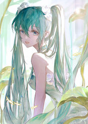  aqua_dress aqua_hair blue_eyes chinese_commentary commentary_request dress dripping female from_side halter_dress halterneck hatsune_miku highres leaf long_hair looking_at_viewer parted_lips plant scrunchie solo teeth twintails upper_body very_long_hair vocaloid water wet white_scrunchie yan_chuan 