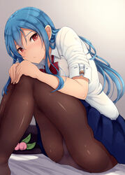  bed_sheet black_hat blue_hair blue_skirt blush bow bowtie brown_pantyhose collarbone collared_shirt commentary_request female food fruit gradient_background hands_on_own_knees hat highres hinanawi_tenshi knees_up long_hair looking_at_viewer miniskirt opanchu_(hakusen) panties panties_under_pantyhose pantyhose pantyshot peach pink_panties red_bow red_bowtie red_eyes shirt short_sleeves sitting skirt solo sweat touhou tsurime underwear unworn_hat unworn_headwear upskirt very_long_hair white_shirt wing_collar 