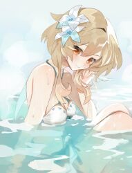  bare_shoulders bikini bikini_skirt blonde_hair blue_flower breasts brown_eyes cleavage closed_mouth female flower genshin_impact hair_between_eyes hair_flower hair_ornament hand_in_own_hair highres looking_at_viewer lumine_(genshin_impact) medium_breasts partially_submerged short_hair_with_long_locks sidelocks smile solo swimsuit talesofmea wet white_bikini 