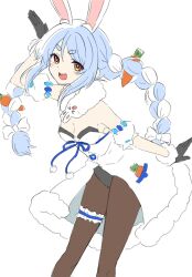  &gt;_&lt; :d animal_ear_fluff animal_ears arm_up bare_shoulders black_gloves black_leotard blue_hair blush bow braid breasts brown_pantyhose carrot_hair_ornament cleavage commentary_request detached_sleeves don-chan_(usada_pekora) dress female food-themed_hair_ornament fur-trimmed_dress fur-trimmed_gloves fur_trim gloves hair_ornament hairbow highres hololive kiritoma leotard looking_at_viewer multicolored_hair pantyhose puffy_short_sleeves puffy_sleeves rabbit-shaped_pupils rabbit_ears red_eyes short_eyebrows short_sleeves simple_background small_breasts smile solo strapless strapless_dress strapless_leotard symbol-shaped_pupils thick_eyebrows twin_braids twintails two-tone_hair usada_pekora usada_pekora_(1st_costume) virtual_youtuber white_background white_bow white_dress white_hair white_sleeves xd 