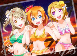  3girls beach bikini blonde_hair blue_eyes blush breasts brown_eyes brown_hair cleavage commentary_request flower french_text frilled_bikini frills green_bikini group_name hair_flower hair_ornament holding_hands interlocked_fingers koizumi_hanayo kosaka_honoka long_hair love_live! love_live!_school_idol_project medium_breasts minami_kotori multiple_girls navel ocean one_side_up open_mouth orange_hair photo_(object) printemps_(love_live!) pure_girls_project purple_eyes saaki_(sa-ki) shiny_skin short_hair skindentation smile striped_bikini striped_clothes sunset swimsuit v water 