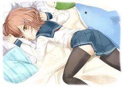  bad_id bad_pixiv_id brown_hair female haikeiyu hair_ornament hairclip ikazuchi_(kancolle) kantai_collection long_sleeves looking_at_viewer oerba_yun_fang on_bed pleated_skirt school_uniform serafuku short_hair skirt solo thighhighs zettai_ryouiki 