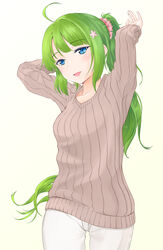  :d ahoge alternate_hairstyle arms_up blue_eyes blush brown_sweater collarbone commentary_request cosplay cowboy_shot female flower gradient_background green_hair hair_flower hair_ornament hair_scrunchie highres kantai_collection long_hair long_sleeves looking_at_viewer mole mole_under_mouth open_mouth pants pink_lips pink_scrunchie ponytail ribbed_sweater scrunchie smile solo sweater umino_haruka_(harukaumino6) very_long_hair white_pants yamato_(kancolle) yamato_(kancolle)_(cosplay) yellow_background yuugumo_(kancolle) 