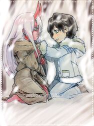  1boy black_hair blossomppg blue_eyes boots cloak coat couple darling_in_the_franxx eyebrows_visible_through_hair female fringe from_side fur_trim green_eyes hiro_(darling_in_the_franxx) hooded_cloak horns long_hair looking_at_another oni_horns panties parka pink_hair red_horns red_pupils red_sclera red_skin short_hair straight winter_clothes winter_coat younger zero_two_(darling_in_the_franxx) 