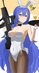  absurdres animal_ears assault_rifle bare_shoulders black_bow black_bowtie blue_hair bow bowtie breasts brown_background brown_gloves brown_pantyhose bullpup closed_mouth collar commentary covered_navel detached_collar female girls&#039;_frontline gloves gun hair_between_eyes hairband half_gloves highres holding holding_gun holding_tray holding_weapon iwi_tavor koucha_kouden leotard long_hair medium_breasts pantyhose playboy_bunny rabbit_ears rabbit_tail rifle signature smile solo strapless strapless_leotard tail tar-21_(girls&#039;_frontline) tar-21_(night_at_the_bar)_(girls&#039;_frontline) tray trigger_discipline two-tone_background very_long_hair weapon white_background white_collar white_hairband white_leotard wing_collar wrist_cuffs yellow_eyes 