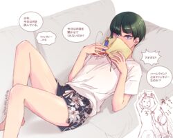  2boys androgynous aogami_(megami_tensei) asymmetrical_hair barefoot blue_eyes book commentary couch covering_own_mouth eyelashes floral_print foot_out_of_frame green_hair hands_up holding holding_book joha legs lying male_focus multiple_boys on_back print_shorts protagonist_(smtv) shin_megami_tensei shin_megami_tensei_v shiny_skin shirt short_hair short_sleeves shorts single_sidelock speech_bubble t-shirt thighs translation_request twitter_username white_shirt 