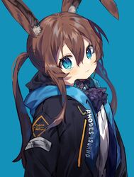  amiya_(arknights) animal_ear_fluff animal_ears arknights ascot bad_id bad_twitter_id black_jacket blue_ascot blue_background blue_eyes blush commentary_request female hair_between_eyes highres inuyayo jacket long_hair looking_at_viewer open_clothes open_jacket ponytail rabbit_ears shirt sidelocks simple_background solo upper_body white_shirt 