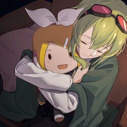  blanket bow character_doll closed_mouth commentary female goggles goggles_on_head green_hair gumi hair_ornament hairbow hairclip hugging_object indoors kagamine_rin medium_hair open_mouth red_goggles sad sanpati_(style) shirt smile solid_oval_eyes tearing_up tears vocaloid white_bow white_shirt wounds404 