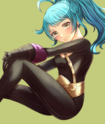  antenna_hair black_bodysuit black_gloves blue_hair blush bodysuit breasts cleavage closed_mouth commentary_request earrings elbow_gloves female fire_emblem fire_emblem_heroes gloves green_background hand_on_own_knee highres jewelry long_hair looking_at_viewer medium_breasts ponytail reginn_(fire_emblem) sidelocks simple_background sitting skin_tight smile solo strap yellow_eyes yozu_(yozu0420) 