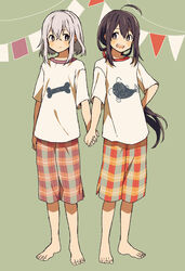  2boys ahoge barefoot black_hair commentary_request holding_hands honebami_toushirou long_hair male_focus matsuki_(mikipingpong) multiple_boys namazuo_toushirou name_connection object_namesake open_mouth ponytail purple_eyes shirt smile t-shirt touken_ranbu very_long_hair white_hair 