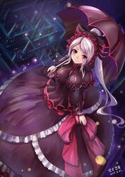  bonnet chinese_commentary commentary_request demon_girl dress female frilled_dress frills gothic_lolita highres huanghyy lolita_fashion overlord_(maruyama) parasol photoshop_(medium) ponytail red_eyes shalltear_bloodfallen silver_hair solo umbrella vampire 