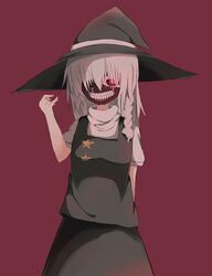  akabeco black_hat commentary_request cookie_(touhou) cosplay female hat highres kaneki_ken kaneki_ken_(cosplay) kirisame_marisa long_hair looking_at_viewer parted_lips red_background red_eyes short_sleeves solo suzu_(cookie) teeth tokyo_ghoul touhou white_hair witch_hat 