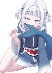  animal_hood biting_own_tail blue_eyes blue_hair blush commentary drawstring female fins fish_tail gawr_gura gawr_gura_(1st_costume) grey_hair hair_ornament highres hololive hololive_english hood hood_down multicolored_hair p00nipooni shark_girl shark_hair_ornament shark_hood shark_tail sharp_teeth simple_background streaked_hair tail teeth upper_teeth_only virtual_youtuber white_background 