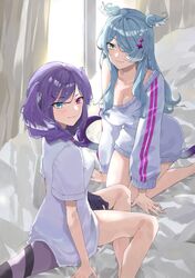  2girls ahoge aqua_eyes blue_eyes blue_hair braid breasts cleavage dragon_tail elira_pendora elira_pendora_(1st_costume) hair_ornament hair_over_one_eye hairclip head_wings heterochromia highres konchi_(63438789) large_breasts long_hair looking_at_viewer medium_hair multicolored_hair multiple_girls nijisanji nijisanji_en off_shoulder one_eye_covered pointy_ears purple_eyes purple_hair purple_wings selen_tatsuki shirt siblings sisters sweater t-shirt tail twin_braids virtual_youtuber white_shirt white_sweater wings 