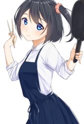  apron black_hair blue_apron blue_eyes blue_skirt breasts brown_scrunchie chopsticks closed_mouth collared_shirt commentary_request dress_shirt female frying_pan hair_between_eyes hair_ornament hair_scrunchie highres holding holding_chopsticks looking_at_viewer one_side_up original pleated_skirt scrunchie shirt short_hair simple_background skirt small_breasts smile solo suzunari_shizuku white_background white_shirt yuki_arare 