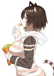  animal_ears bob_cut brown_hair cat_ears cat_tail chips_(food) commentary_request eating female fish_hair_ornament food from_side fumino_tamaki fumino_tamaki_(1st_costume) green_eyes hair_ornament hairclip highres hood hoodie long_sleeves looking_at_viewer looking_to_the_side momosuke_(ishakry) nijisanji potato_chips raglan_sleeves short_hair simple_background solo striped_tail tail virtual_youtuber white_background 