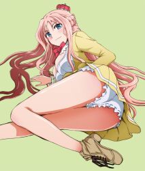  arched_crown ass atelier_(series) atelier_meruru bare_legs bloomers blue_eyes blush bow breasts commentary_request crown female green_background half_updo large_breasts legs long_hair merurulince_rede_arls panties pink_hair red_bow red_crown shoes simple_background skirt smile solo taguchi_kenji_(omaep) tilted_headwear underwear white_panties yellow_skirt 