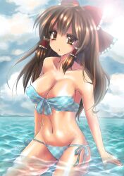  bandeau bikini bow breasts brown_eyes brown_hair checkered commentary_request female front-tie_top hair_tubes hairbow hakurei_reimu highres large_breasts long_hair navel photoshop_(medium) shiny_skin sibata side-tie_bikini_bottom solo submerged swimsuit touhou wet 