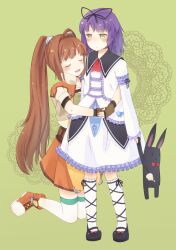  2girls ascot bad_id bad_pixiv_id blush dress eiyuu_densetsu estelle_bright green_background hug kagura_(c_h_r_o_e) multiple_girls orange_skirt red_ascot renne_(eiyuu_densetsu) skirt sora_no_kiseki white_dress 