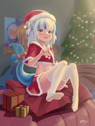  alternate_costume blue_eyes blue_hair blurry blurry_background blush bow capelet chibi christmas_tree commentary crop_top english_commentary feet female fins fish_tail fpvjoe full_body fur_trim gawr_gura gift hair_ornament hand_up hat highres hololive hololive_english knees_together_feet_apart knees_up long_hair looking_at_viewer midriff miniskirt multicolored_hair navel no_shoes oerba_yun_fang open_mouth red_bow red_capelet red_hat red_skirt santa_costume santa_hat shark_girl shark_tail sidelocks signature sitting skin_fang skirt smol_ame smol_gura soles solo streaked_hair tail thighhighs thighs toes two_side_up virtual_youtuber watson_amelia white_thighhighs 