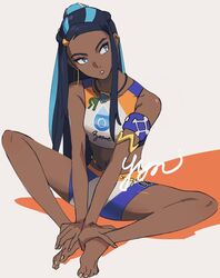  armlet barefoot bike_shorts blue_eyes blue_hair breasts commentary_request crop_top dark-skinned_female dark_blue_hair dark_skin female head_tilt highres indian_style light_blue_hair long_hair midriff multicolored_hair navel nessa_(pokemon) pokemon pokemon_swsh roru_(lol_dessin) sitting small_breasts solo v_arms white_background 