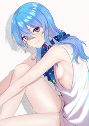  alternate_costume blue_hair blue_scarf blush breasts closed_mouth female from_side hair_between_eyes highres hololive hoshimachi_suisei knee_up long_hair looking_at_viewer looking_to_the_side medium_breasts purple_eyes saco_(cgmore) scarf shirt sideboob simple_background sitting sleeveless sleeveless_shirt smile solo star_(symbol) star_in_eye star_print symbol_in_eye virtual_youtuber white_background white_shirt 